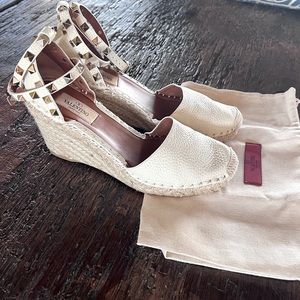 Valentino Garavani Rockstud 85 textured-leather wedge espadrilles